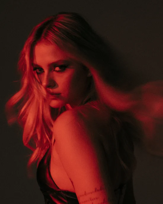 Laura Schadeck apresenta KARMA, álbum pop que transforma sentimento em consequência